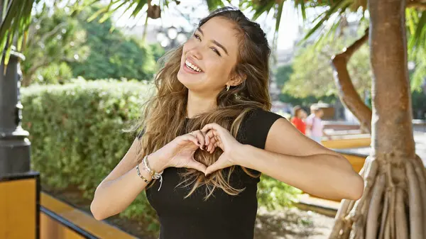 Joven Hispana Confiada Hermosa Disfruta Día Soleado Parque Expresando Amor —  Fotos de Stock