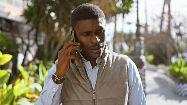 Homme Africain Parle Sur Téléphone Dans Parc Ville Transmettant Une — Photo
