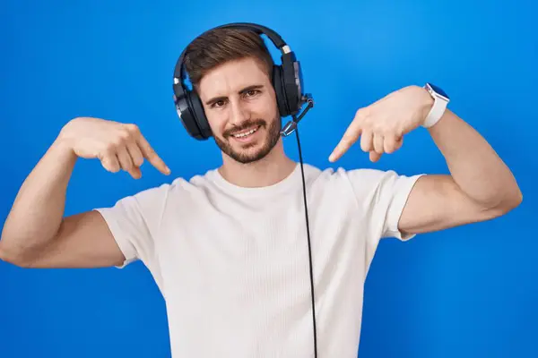 Hombre Hispano Con Barba Escuchando Música Usando Auriculares Que Lucen — Foto de Stock