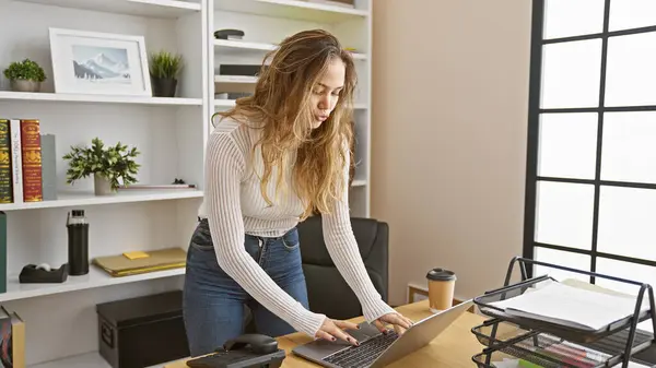 Молода Красива Іспанська Жінка Бізнесмен Використовуючи Ноутбук Стоїть Офісі — стокове фото
