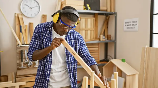Focused Man Wearing Safety Gear Assembles Wood Well Organized Carpentry — Stock Photo, Image