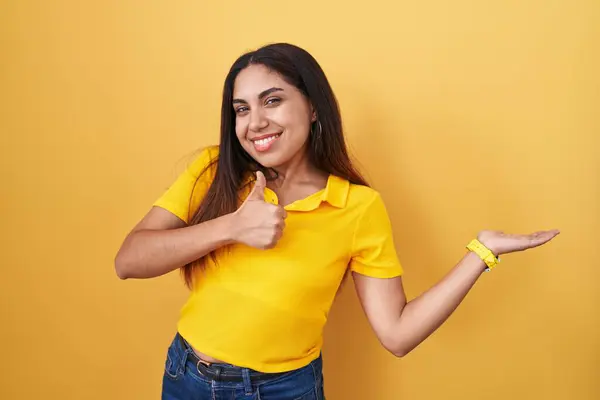 Jovem Árabe Mulher Sobre Amarelo Fundo Mostrando Palma Mão Fazendo — Fotografia de Stock