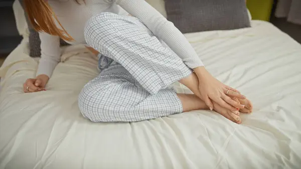 Een Jonge Kaukasische Vrouw Pyjama Strekt Zich Uit Een Bed — Stockfoto