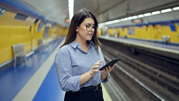Joven Mujer Hispana Guapa Esperando Metro Usando Smartphone Estación Metro — Foto de Stock