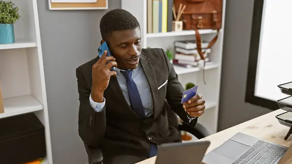 Afričtí Američtí Podnikatelé Kanceláři Držící Kreditní Kartu Mluvící Mobilním Telefonu — Stock fotografie