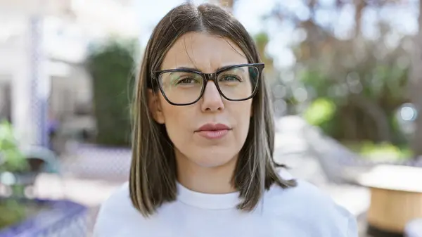 Eine Selbstbewusste Hispanische Frau Mit Brille Posiert Einer Sonnigen Urbanen — Stockfoto