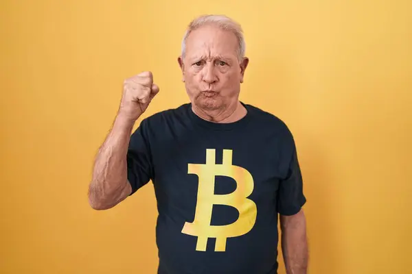 Senior Man Med Grått Hår Bär Bitcoin Skjorta Stark Person — Stockfoto