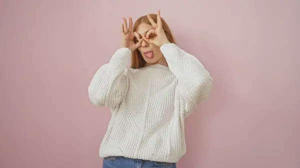 Jovencita Juguetona Haciendo Gafas Con Los Dedos Sobre Sus Ojos — Foto de Stock
