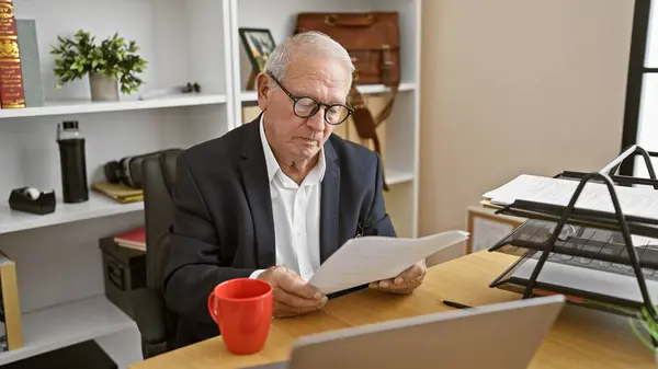 Senior Άνθρωπος Επιχειρηματίας Ανάγνωση Έγγραφο Στο Γραφείο — Φωτογραφία Αρχείου