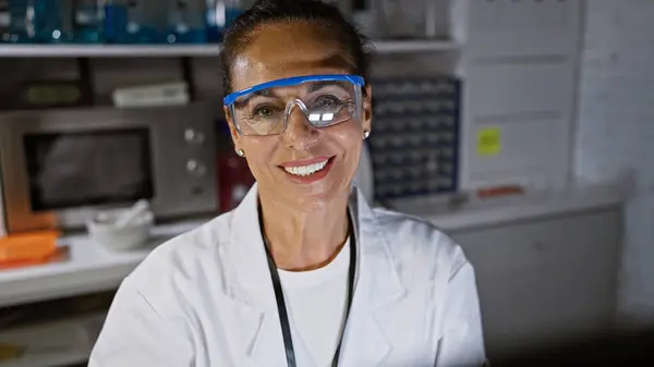 Usmívající Hispánská Starší Žena Kudrnatými Vlasy Nosí Bezpečnostní Brýle Laboratorním — Stock fotografie