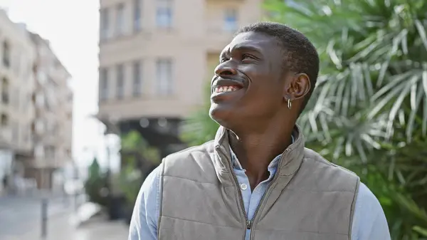 Usmívající Africký Muž Těší Venku Městě Prostředí Vyzařující Ležérní Sebevědomí — Stock fotografie