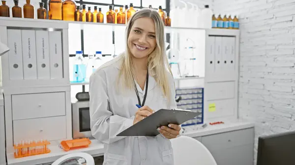 Bustling Lab Confident Young Blonde Woman Radiant Scientist Beautiful Smile — Stock Photo, Image
