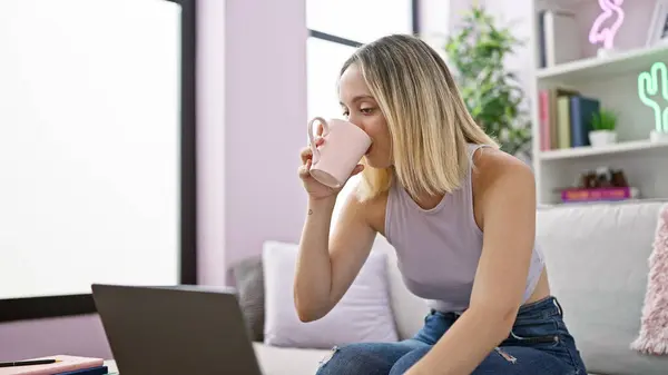 Mujer Rubia Joven Usando Portátil Bebiendo Café Casa —  Fotos de Stock