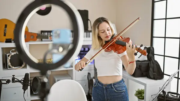 Junge Blonde Musikerin Nimmt Video Mit Geige Musikstudio Auf — Stockfoto
