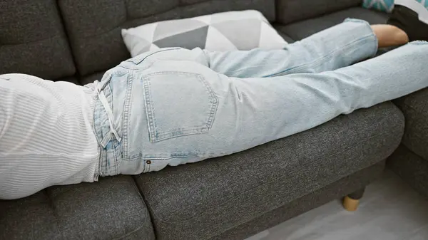 Mujer Casual Relajándose Sofá Gris Interior Evocando Una Sensación Confort — Foto de Stock