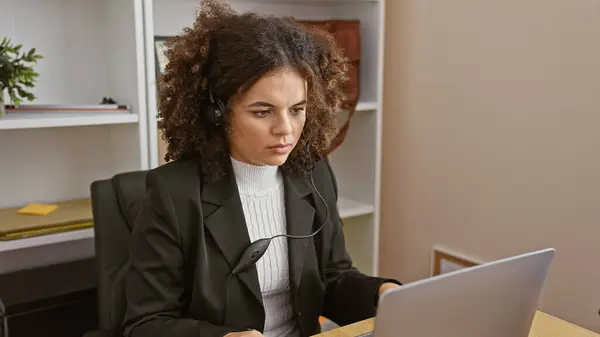 Young Hispanic Woman Curly Hair Works Attentively Her Laptop Office — Stock Photo, Image