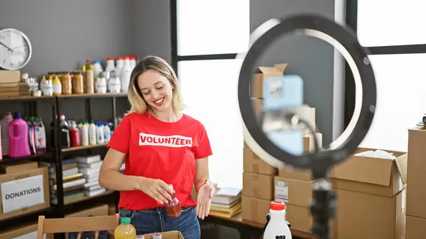 Jong Blond Vrouw Vrijwilliger Tonen Producten Naar Doneren Opname Video — Stockfoto