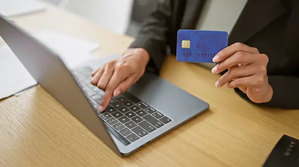 Handen Van Vrouwelijke Zakenman Met Laptop Creditcard Kantoor — Stockfoto