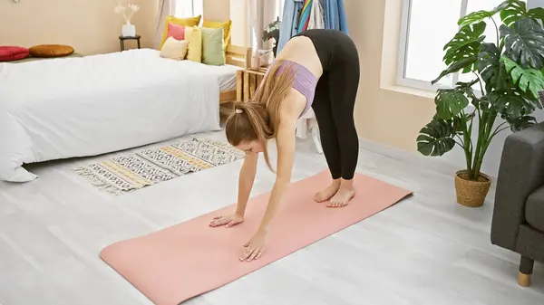 Une Jeune Femme Pratique Yoga Dans Une Chambre Lumineuse Évoquant — Photo