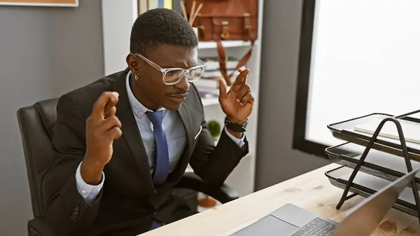 Empresario Afroamericano Cruzando Los Dedos Para Buena Suerte Una Oficina — Foto de Stock