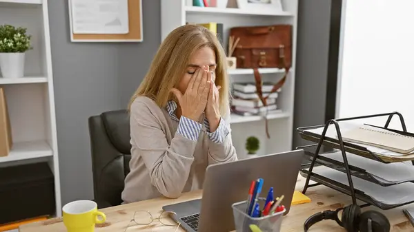Mujer Mediana Edad Estresada Frotando Los Ojos Escritorio Oficina Con — Foto de Stock
