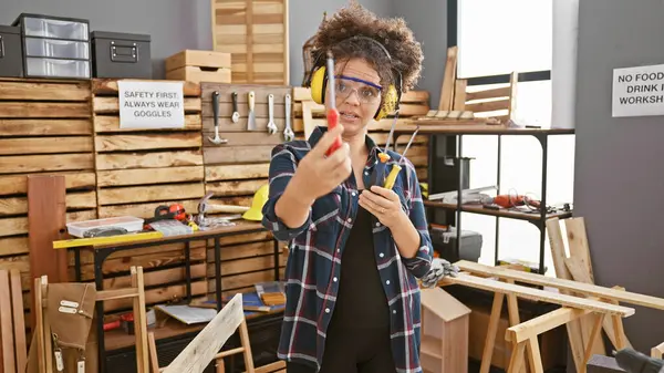 Mujer Hispana Con Pelo Rizado Usando Gafas Seguridad Taller Carpintería — Foto de Stock
