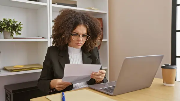 Focused Hispanic Woman Curly Hair Analyzing Document Modern Office — Stock Photo, Image