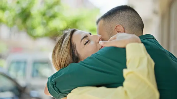 Muž Žena Pár Objímající Navzájem Usmívají Ulici — Stock fotografie
