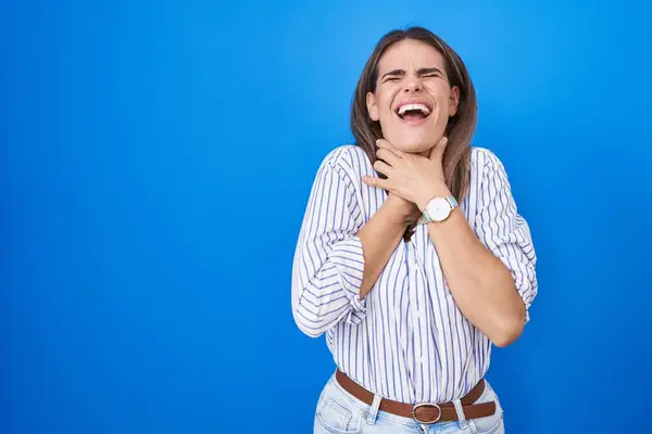 Hispanic Young Woman Standing Blue Background Shouting Suffocate Because Painful — Stock Photo, Image