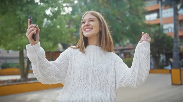Eine Fröhliche Junge Frau Weißen Pullover Macht Einem Hellen Tag — Stockfoto
