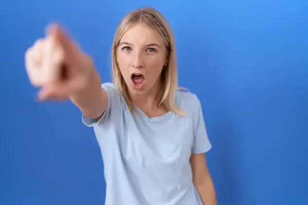 Kafkasyalı Genç Bir Kadın Günlük Mavi Tişörtler Giyiyor Parmakları Önde — Stok fotoğraf