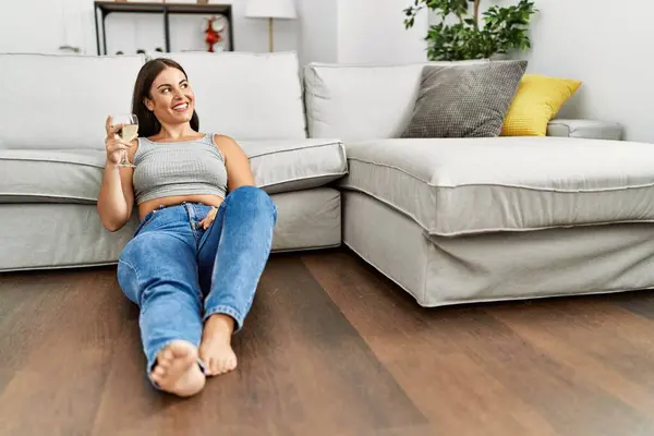 Young Beautiful Hispanic Woman Drinking Glass Wine Sitting Floor Home — 图库照片