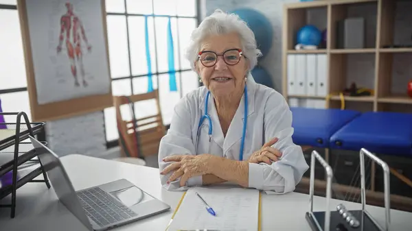 Médico Anciana Sonriendo Interior Bien Equipado Clínica Rehabilitación —  Fotos de Stock