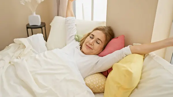 Eine Gelassene Erwachsene Frau Die Sich Bett Ausbreitet Mit Friedlichem — Stockfoto