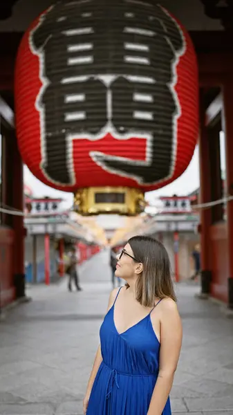 Красивая Латиноамериканка Очках Улыбающаяся Храме Сэнсо Дзи Погруженная Японские Традиции — стоковое фото