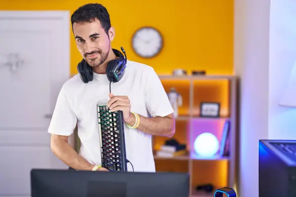 Ung Spansktalende Mand Streamer Smilende Selvsikker Holder Tastatur Computer Gaming - Stock-foto