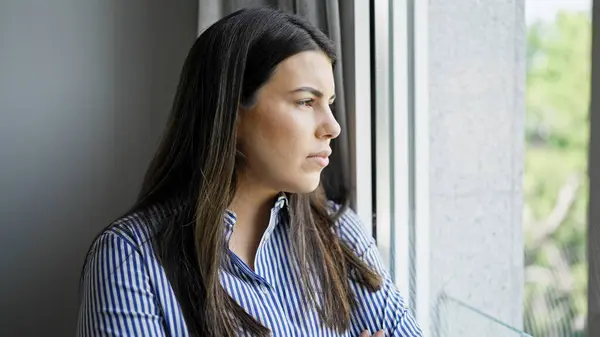 Young Beautiful Hispanic Woman Standing Looking Window Sad Expression Home — Stock Photo, Image
