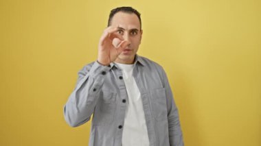 Şok olmuş, tişörtlü, afallamış genç bir adam yüzünde inançsızlıkla 