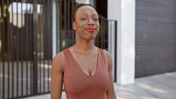 Glädjande Afrikansk Amerikansk Kvinna Blinkar Vänlig Symbol Med Fingrarna När — Stockvideo
