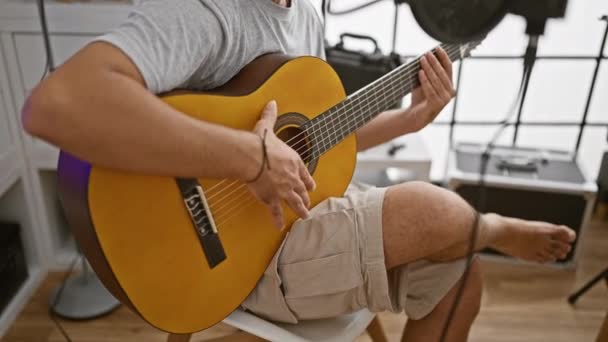 Vousatý Muž Hrající Akustickou Kytaru Zaměřením Akordy Sluncem Osvětleném Nahrávacím — Stock video