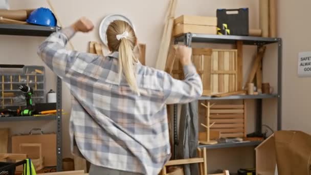 Uma Jovem Gosta Dançar Sozinha Uma Oficina Carpintaria Desordenada Exibindo — Vídeo de Stock