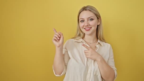 Genç Sarışın Kadın Gülümsüyor Kameraya Bakıyor Eliyle Parmaklarıyla Yan Tarafa — Stok video