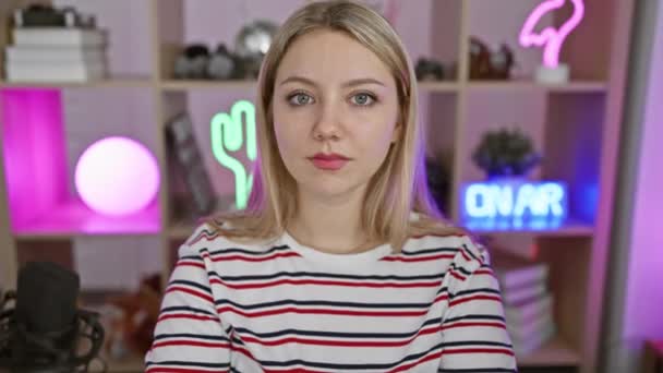 Silencio Joven Mujer Rubia Streamer Cierre Sus Labios Secreto Silencio — Vídeo de stock
