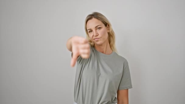 白人妇女在白人背景面前垂头丧气 表示不同意或消极的反馈 — 图库视频影像