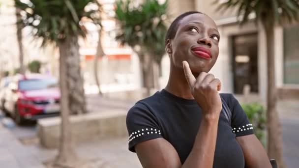 Δροσερή Ελκυστική Αφροαμερικάνα Που Στέκεται Μια Αμφίβολη Έκφραση Έναν Ηλιόλουστο — Αρχείο Βίντεο