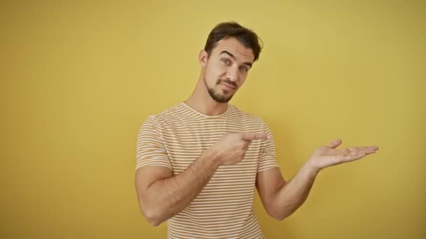 Incrível Espantado Jovem Hispânico Com Listras Shirt Alegremente Apresentando Produto — Vídeo de Stock