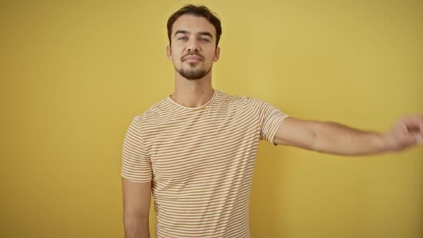 Χαρούμενος Νεαρός Ισπανός Ριγέ Μπλουζάκι Δίνει Αυτοπεποίθηση Εντάξει Δάχτυλά Του — Αρχείο Βίντεο