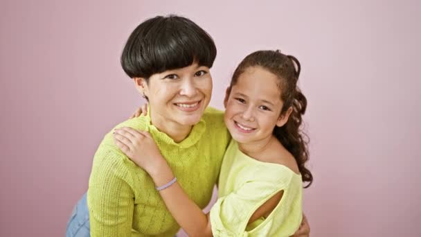 Αυτοπεποίθηση Μητέρα Και Κόρη Μοιράζονται Μια Όμορφη Ευτυχισμένη Αγκαλιά Ενώ — Αρχείο Βίντεο