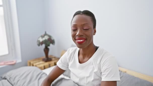 Alegre Mujer Afroamericana Teniendo Momentos Lúdicos Interior Acostada Cama Apartamento — Vídeos de Stock