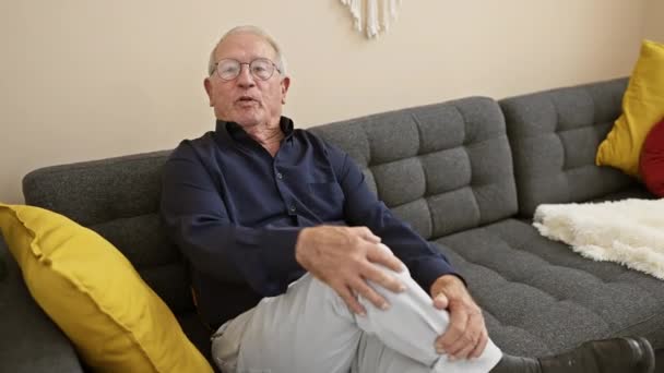 Veselý Starší Muž Odpočívající Doma Sebevědomě Hovořící Vyjadřující Radost Pohodlně — Stock video